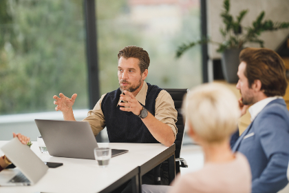 Obchodný konzultant na firemnom stretnutí